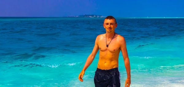 Mężczyzna Mężczyzna Model Turysta Zabawy Stanowią Fajne Szczęśliwy Wakacjach Kolorze — Zdjęcie stockowe