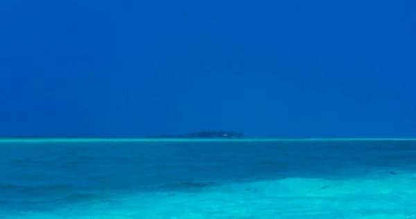 在马尔代夫Rasdhoo环礁的Madivaru和Finolhu水域有色彩梯度的热带自然沙洲岛 — 图库照片