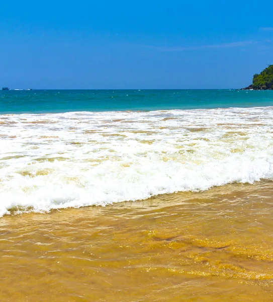 Hermosa Playa Tropical Paradisíaca Con Palmeras Olas Vistas Mar Mirissa —  Fotos de Stock