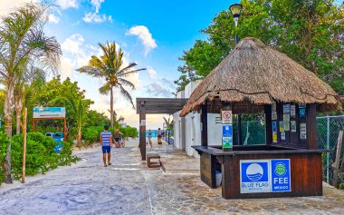 Playa del Carmen Quintana Roo Mexico 16. Mart 2021 Doğal Karayip Sahil Bilgi Panosu Palapa Kulübesi Playa del Carmen Meksika 88 tropikal Meksika plajına hoş geldiniz..