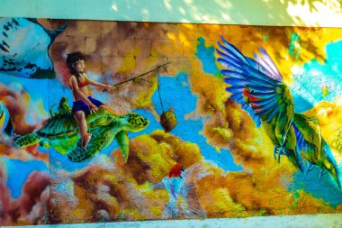 Playa del Carmen Quintana Roo Meksika 04. Nisan 2021 Kaplumbağa ve Karayip balık resimleri ve Playa del Carmen Quintana Roo Meksika 'da graffiti ile sanatsal duvarlar.