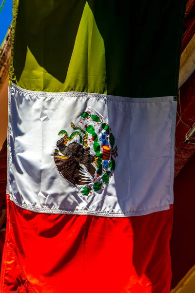 メキシコの緑の白い赤い旗 青空の観光客の人々はプラヤデルカルメンタナルーメキシコの海岸カリブ海のビーチとヤシの木 — ストック写真