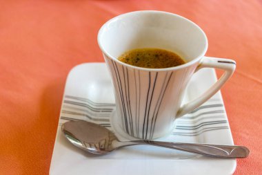 Rasdhoo Mercan Adası Maldivleri 'nde pembe masa örtüsünün üzerinde sade kahve içeceği..