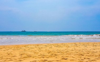 Bentota Sahili, Galle Bölgesi, Güney Sri Lanka Adası 'nda muazzam güçlü dalgalar ve berrak suyla güneşli manzara manzarası..
