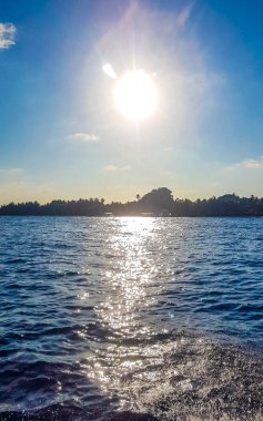Tropik cennet adası Kuramathi, Rasdhoo Mercan Maldivleri 'nde palmiye ağaçları, beyaz kum ve turkuaz sularıyla lüks bir tatil için.
