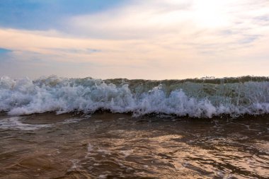 Bentota Sahili, Galle Bölgesi, Güney Sri Lanka Adası 'nda muazzam güçlü dalgalar ve berrak suyla güneşli manzara manzarası..