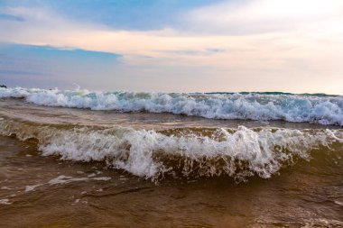 Bentota Sahili, Galle Bölgesi, Güney Sri Lanka Adası 'nda muazzam güçlü dalgalar ve berrak suyla güneşli manzara manzarası..