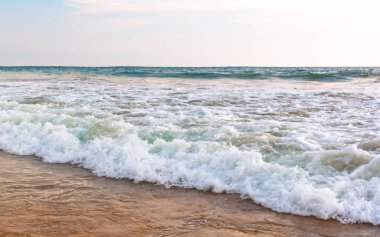 Bentota Sahili, Galle Bölgesi, Güney Sri Lanka Adası 'nda muazzam güçlü dalgalar ve berrak suyla güneşli manzara manzarası..