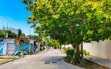Quintana Roo Mexico 09 'da Playa del Carmen. Mart 2021 Tipik cadde yolu ve araba manzarası trafik restoranları, Quintana Roo Mexico 'daki Playa del Carmen' in insan ve binaları..