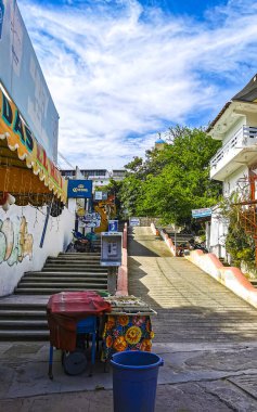 Puerto Escondido Oaxaca Meksika 23. Eylül 2022 Tipik güzel turist caddesi yolu ve şehir arabalarıyla kaldırım oteller, restoranlar ve Zicatela Mexico 'daki insanlar..