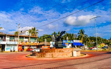 Puerto Escondido Oaxaca Meksika 26. Aralık 2022 Tipik güzel turist caddesi yolu ve şehir arabalarıyla kaldırım oteller, restoranlar ve Zicatela Mexico 'daki insanlar..