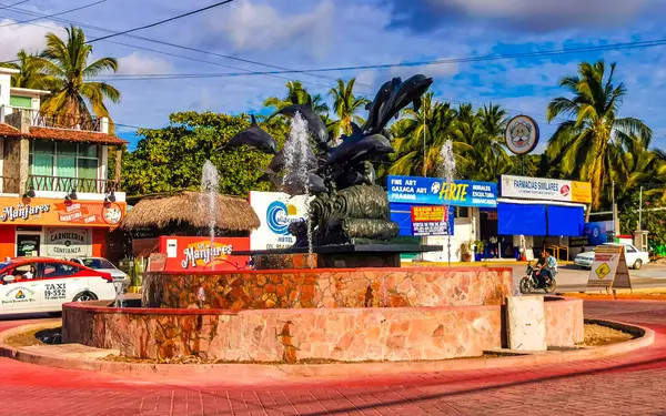Puerto Escondido Oaxaca Mexico2022年12月 墨西哥Zicatela典型的五彩斑斓的旅游街道和人行道 配有城市生活车 餐馆和人 — 图库照片