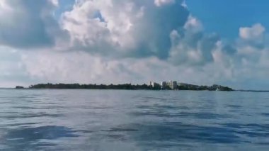 Isla Mujeres Kadın Adası Panorama manzarası sürat teknesinden tropikal sahil iskelesinden iskeleye Cancun Quintana Roo Mexico 'daki insanlar ve palmiye ağaçları.