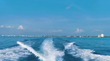 Cancun 'dan Ada' ya tekne turu. Mujeres Adası Contoy ve Balina köpekbalığı turu. Doğal tropikal deniz manzarası ve şehir kıyısı manzarası ve Quintana Roo Mexico 'daki tekneden mavi turkuaz berrak su manzarası..