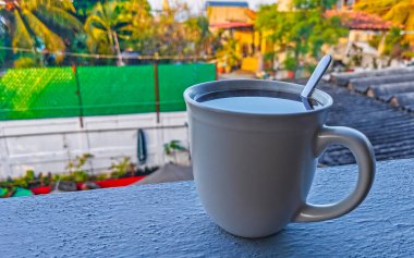 Zicatela Puerto Escondido Oaxaca Meksika 'daki tropikal restoranda bir fincan siyah kaşık ve tabak üzerine kahve..