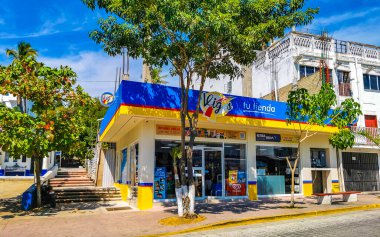 Puerto Escondido Oaxaca Meksika 20. Ocak 2023 Tipik güzel turist caddesi yolu ve şehir arabalarıyla kaldırım oteller, restoranlar ve Zicatela Mexico 'daki insanlar..