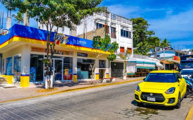 Puerto Escondido Oaxaca Meksika 20. Ocak 2023 Tipik güzel turist caddesi yolu ve şehir arabalarıyla kaldırım oteller, restoranlar ve Zicatela Mexico 'daki insanlar..