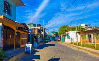 Puerto Escondido Oaxaca Meksika 20. Ocak 2023 Tipik güzel turist caddesi yolu ve şehir arabalarıyla kaldırım oteller, restoranlar ve Zicatela Mexico 'daki insanlar..