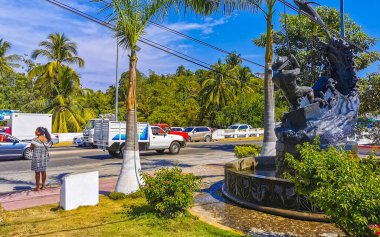Puerto Escondido Oaxaca Meksika 20. Ocak 2023 Tipik güzel turist caddesi yolu ve şehir arabalarıyla kaldırım oteller, restoranlar ve Zicatela Mexico 'daki insanlar..