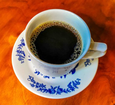 Zicatela Puerto Escondido Mexico 'daki El Cafecito' daki ahşap masada siyah kahve fincanı..