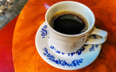 Zicatela Puerto Escondido Mexico 'daki El Cafecito' daki ahşap masada siyah kahve fincanı..