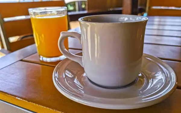 Filiżanka Americano Czarna Kawa Łyżką Szklanką Soku Pomarańczowego Stole Żywności — Zdjęcie stockowe