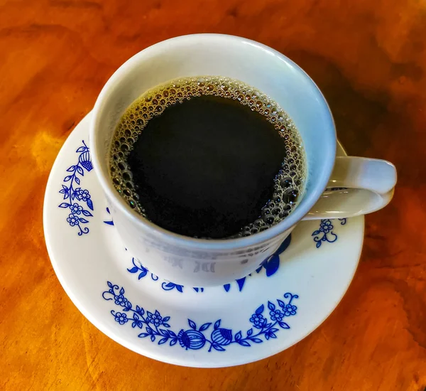 Blå Hvit Kopp Med Svart Kaffe Americano Trebord Cafecito Zicatela – stockfoto