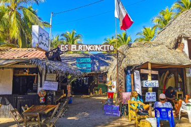 Puerto Escondido Oaxaca Meksika 27. Ocak 2023 Tipik güzel turist caddesi yolu ve şehir arabalarıyla kaldırım oteller, restoranlar ve Zicatela Mexico 'daki insanlar..
