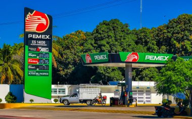 Puerto Escondido Oaxaca Meksika 27. Puerto Escondido Zicatela Mexico 'daki Pemex benzin istasyonundaki Meksika Pemex mağazası Ocak 2023.