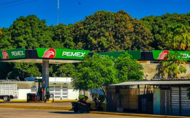 Puerto Escondido Oaxaca Meksika 27. Puerto Escondido Zicatela Mexico 'daki Pemex benzin istasyonundaki Meksika Pemex mağazası Ocak 2023.