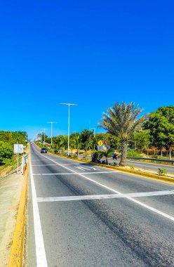 Puerto Escondido Oaxaca Meksika 27. Ocak 2023 Tipik güzel turist caddesi yolu ve şehir arabalarıyla kaldırım oteller, restoranlar ve Zicatela Mexico 'daki insanlar..