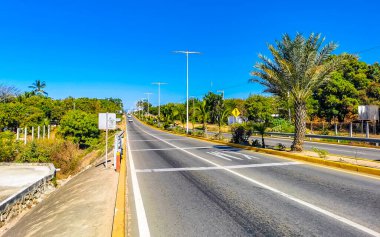 Puerto Escondido Oaxaca Meksika 27. Ocak 2023 Tipik güzel turist caddesi yolu ve şehir arabalarıyla kaldırım oteller, restoranlar ve Zicatela Mexico 'daki insanlar..