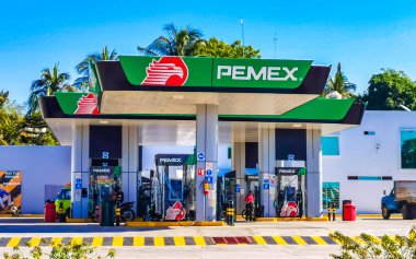 Puerto Escondido Oaxaca Meksika 27. Puerto Escondido Zicatela Mexico 'daki Pemex benzin istasyonundaki Meksika Pemex mağazası Ocak 2023.