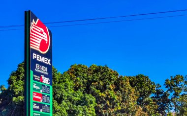 Puerto Escondido Oaxaca Meksika 27. Puerto Escondido Zicatela Mexico 'daki Pemex benzin istasyonundaki Meksika Pemex mağazası Ocak 2023.
