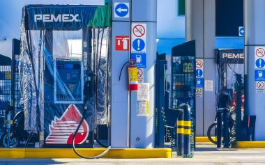 Puerto Escondido Oaxaca Meksika 27. Puerto Escondido Zicatela Mexico 'daki Pemex benzin istasyonundaki Meksika Pemex mağazası Ocak 2023.