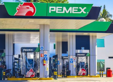 Puerto Escondido Oaxaca Meksika 27. Puerto Escondido Zicatela Mexico 'daki Pemex benzin istasyonundaki Meksika Pemex mağazası Ocak 2023.