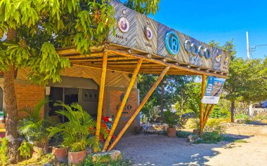 Puerto Escondido Oaxaca Meksika 27. Ocak 2023 Tipik güzel turist caddesi yolu ve şehir arabalarıyla kaldırım oteller, restoranlar ve Zicatela Mexico 'daki insanlar..