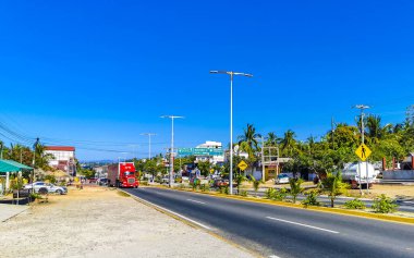 Puerto Escondido Oaxaca Meksika 27. Ocak 2023 Tipik güzel turist caddesi yolu ve şehir arabalarıyla kaldırım oteller, restoranlar ve Zicatela Mexico 'daki insanlar..