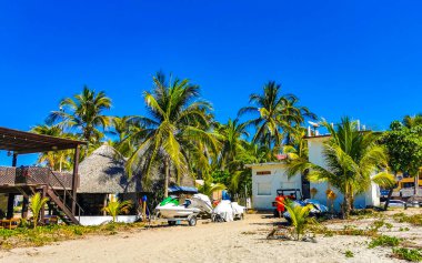 Puerto Escondido Oaxaca Meksika 27. Ocak 2023 'te Zicatela Puerto Escondido Oaxaca Mexico' daki tropik Meksika plajındaki sahil otelinde şemsiyeler ve güneş panzeleri satılıyor..