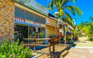 Puerto Escondido Oaxaca Meksika 27. Ocak 2023 Tipik güzel turist caddesi yolu ve şehir arabalarıyla kaldırım oteller, restoranlar ve Zicatela Mexico 'daki insanlar..