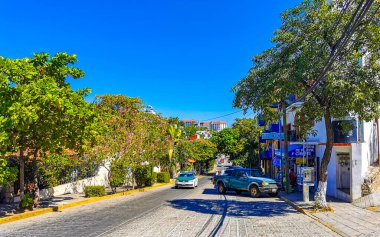 Puerto Escondido Oaxaca Meksika 27. Ocak 2023 Tipik güzel turist caddesi yolu ve şehir arabalarıyla kaldırım oteller, restoranlar ve Zicatela Mexico 'daki insanlar..