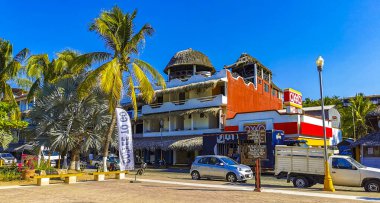 Puerto Escondido Oaxaca Meksika 01. Şubat 2023 Tipik güzel turistik cadde yolu ve şehir arabalarıyla kaldırım oteller, restoranlar ve Zicatela Mexico 'daki insanlar..