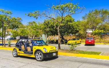 Puerto Escondido Oaxaca Meksika 01. Şubat 2023 Tipik güzel turistik cadde yolu ve şehir arabalarıyla kaldırım oteller, restoranlar ve Zicatela Mexico 'daki insanlar..