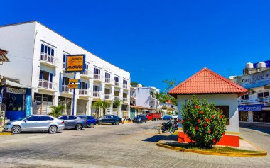 Puerto Escondido Oaxaca Meksika 01. Şubat 2023 Tipik güzel turistik cadde yolu ve şehir arabalarıyla kaldırım oteller, restoranlar ve Zicatela Mexico 'daki insanlar..