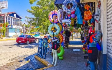 Puerto Escondido Oaxaca Meksika 01. Şubat 2023 Tipik güzel turistik cadde yolu ve şehir arabalarıyla kaldırım oteller, restoranlar ve Zicatela Mexico 'daki insanlar..