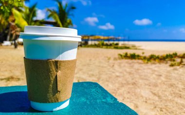 Kum denizi ve dalgalarla kumsalda El Cafecito 'yu soymak için kahve Zicatela Puerto Escondido Oaxaca Meksika' nın tadını çıkarın..