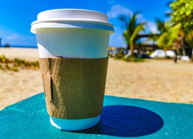 Kum denizi ve dalgalarla kumsalda El Cafecito 'yu soymak için kahve Zicatela Puerto Escondido Oaxaca Meksika' nın tadını çıkarın..