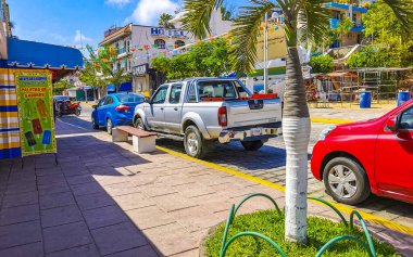 Puerto Escondido Oaxaca Meksika 06. Şubat 2023 Tipik güzel turistik cadde yolu ve şehir arabalarıyla kaldırım oteller, restoranlar ve Zicatela Mexico 'daki insanlar..