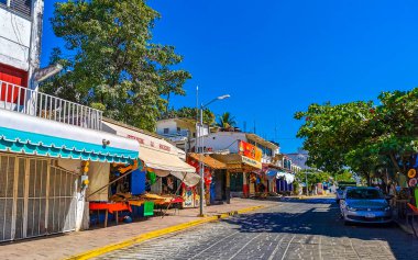 Puerto Escondido Oaxaca Meksika 15. Şubat 2023 Tipik güzel turistik cadde yolu ve şehir arabalarıyla kaldırım oteller, restoranlar ve Zicatela Mexico 'daki insanlar..