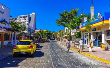 Puerto Escondido Oaxaca Meksika 15. Şubat 2023 Tipik güzel turistik cadde yolu ve şehir arabalarıyla kaldırım oteller, restoranlar ve Zicatela Mexico 'daki insanlar..